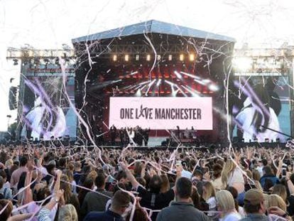 Los seguidores de Ariana Grande vuelven a llenar un estadio en Mánchester en el concierto benéfico que la cantante ofrece tras el atentado del 22 de mayo