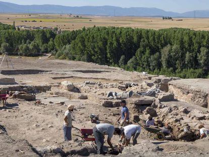 Un grupo de arqueólogos trabaja en la antigua Confluentia, en la provincia de Segovia.