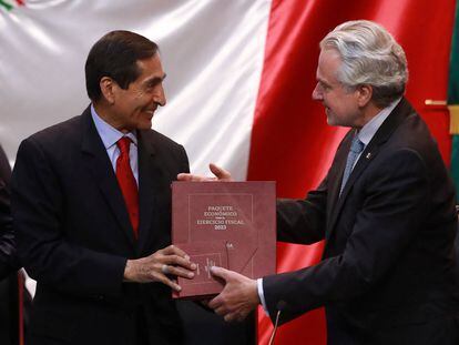 El secretario Rogelio Ramírez de la O entrega el paquete económico para 2023 al presidente de la Cámara de Diputados, Santiago Creel.