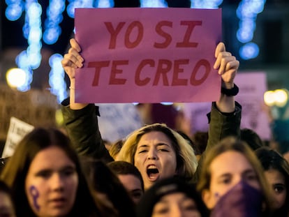 'Yo sí te creo', uno de los lemas más leídos en la marcha del 25N en Madrid.