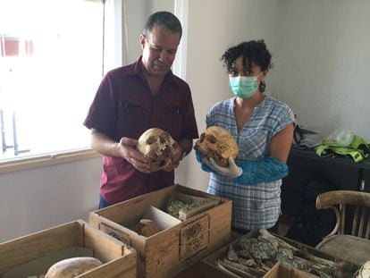 Youssef Bokbot, del Instituto Nacional de Arqueología de Marruecos, y Cristina Valdiosera, de la Universidad de Burgos, sostenien dos cráneos del yacimiento marroquí de Ifri Ouberrid.