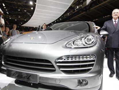 Martin Winterkorn junto a un Porsche Cayenne di&eacute;sel