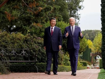El presidente de EE UU, Joe Biden, levanta el pulgar durante un paseo junto a su homólogo chino, Xi JInping, durante la cumbre bilateral del miércoles.