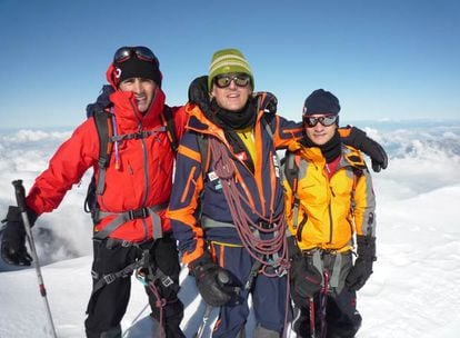 Dani Pedrosa, Héctor Barberá y Marc Coma han alcanzado la cima del Mont Blanc, la montaña más alta de Europa Occidental (situada en los Alpes franceses). Los pilotos participan en el programa de televisión <i>Desafío Extremo</i>, que emite Cuatro y que conduce el deportista Jesús Calleja.