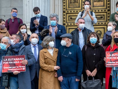 La diputada socialista María Luisa Carcedo (en el centro) con activistas que apoyan la regulación de la eutanasia y varios diputados, este jueves a las puertas del Congreso.