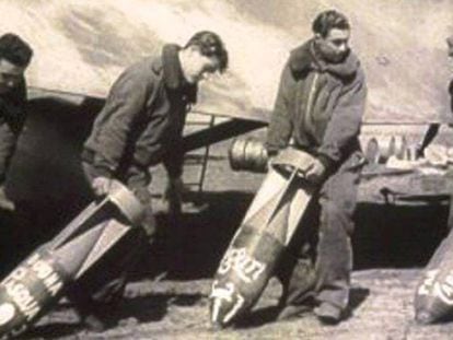 Italianos cargando bombas en aparatos de la aviación italiana, que bombardeó Barcelona en 1938, durante la Guerra Civil.