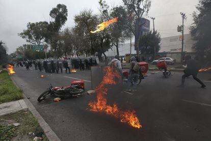 Policías de la Ciudad de México impiden el avance de los manifestantes este jueves, 20 de noviembre, cerca de las instalaciones del aeropuerto Benito Juárez.