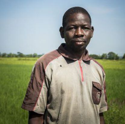 Kindo Yacouba trabaja en campos de arroz.