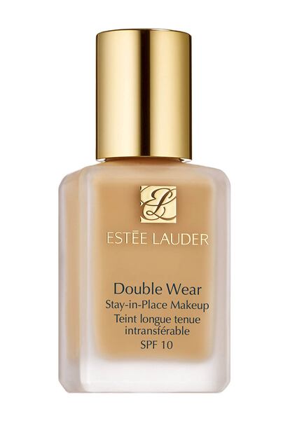 Double Wear Teint de Estée Lauder. Best-seller de la marca y favorito en España en lo que a bases de maquillaje se refiere. Su textura es ligera pero dura 24 horas y no se desplaza ni se ‘derrite’ con el calor o la humedad. “Con la edad y el calor son habituales los sofocos y es la única base que me resiste todo el día impecable”, confirma una de sus usuarias.