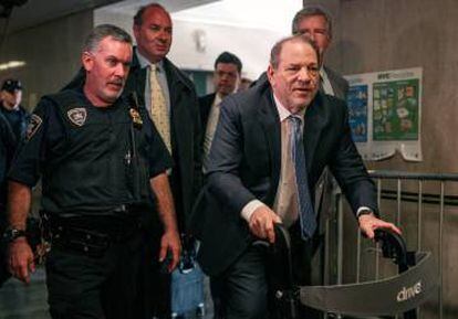 Harvey Weinstein, entrando en la Corte Criminal de Nueva York el pasado mes de febrero. El productor no se ha librado de las acusaciones de abuso sexual ni de salir en 'The good fight'.