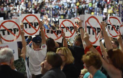 Delegados muestran su oposición al TPP (Acuerdo Transpacífico de Cooperación Económica) durante el primer día de la Convención Nacional Demócrata en el Centro Wells Fargo en Filadelfia, Pensilvania, EEUU.