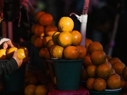 Un puesto que ofrece naranjas, uno de los productos más afectados por la inflación.