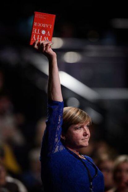 Una delegada en la conferencia anual de los laboristas, ayer en Manchester. / leon neal (afp)