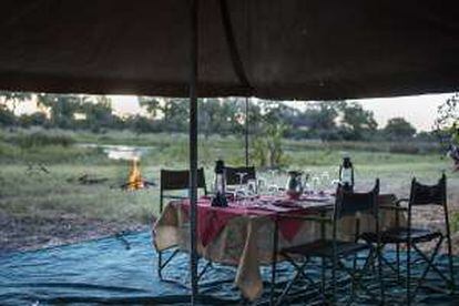 Arriba, ambiente de uno de los safaris móviles que se organizan en Moremi, en el corazón del Delta.