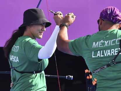 Los mexicanos Alejandra Valencia y Luis Álvarez celebran un set ganado, este sábado.