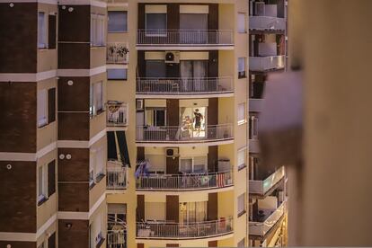 Vista de un bloque de departamentos en Barcelona, este martes.