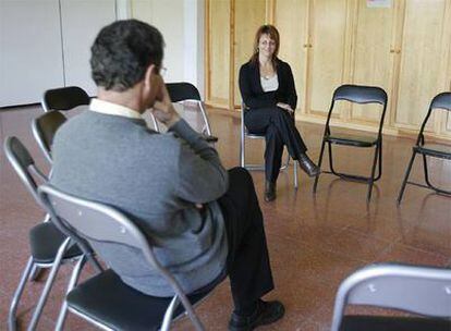 Una terapeuta dialoga con un paciente en un centro de tratamiento de adicciones.