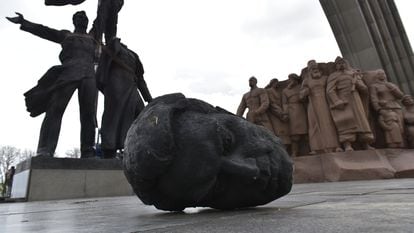 Desmantelamiento del Monumento a la Amistad, en Kiev.