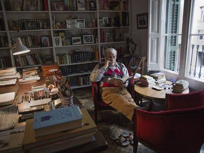 L'escriptor Juan Marsé a casa seva, a Barcelona.