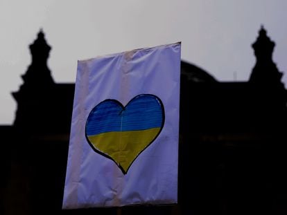 Un cartel con un corazón con la bandera de Ucrania en una protesta contra la guerra frente al Reichstag en Berlín, el pasado 03 de marzo de 2022.