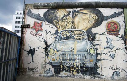Este mural es una unión entre dos famosas obras del East Side Gallery. Por una parte el beso entre el alemán Erich Honecker y el ruso Leonid Brezhnev, y por otro el titulado 'Pruebe el resto' en el que aparece el Trabant, el coche.