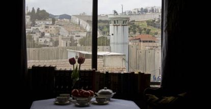 El muro de Palestina visto desde el hotel abierto por el artista Banksy en Belén.