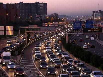 Trafico en la M-30 de Madrid, donde se limitó la velocidad por alta contaminación, en una imagen de archivo.