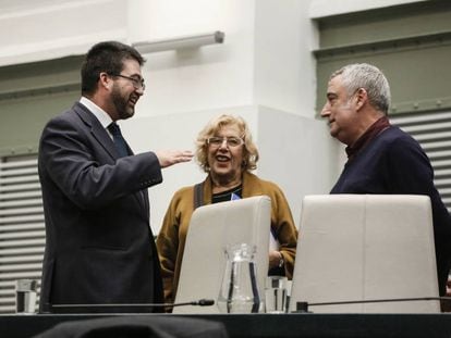 De izquierda a derecha, Carlos S&aacute;nchez Mato, Manuela Carmena y Paco P&eacute;rez, en el pasado pleno municipal. 