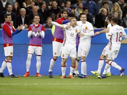 Deulofeu celebra el segundo gol de España.
