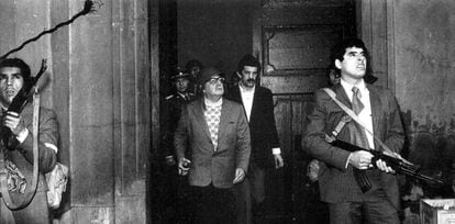 &Uacute;ltima imagen del presidente chileno Salvador Allende, en el exterior del Palacio de La Moneda, durante el golpe de Estado el 11 de septiembre de 1973. 