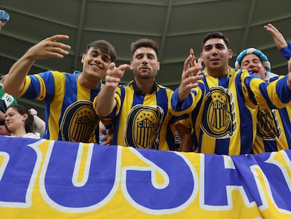 Aficionados argentinos con la camiseta de Rosario Central celebran la victoria de la selección de su país ante Australia en el Mundial de Qatar, en diciembre de 2022.