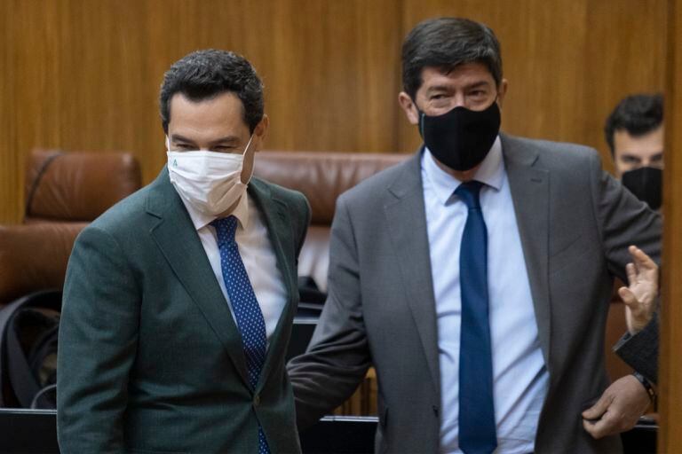 El presidente y vicepresidente de la Junta de Andalucía, Juan Manuel Moreno y Juan Marín (derecha), se encuentran en el parlamento este mes.