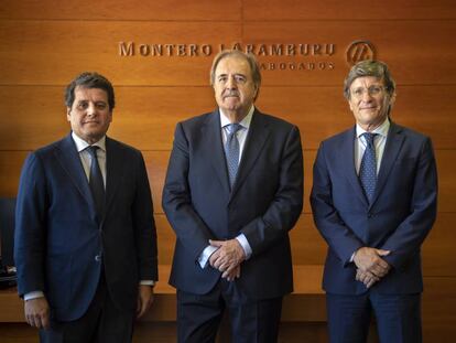 El exmagistrado junto a los dos socios directores de Montero Aramburu. De izquierda a derecha: Leonardo Neri, Rafael Fernández Valverde y Javier Valdecantos.