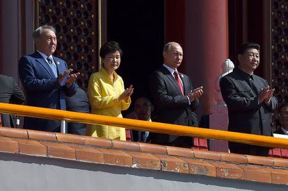 De izquierda a derecha, el presidente de Kazajstán, Nursultan Nazarbayev; la presidenta de Corea del Sur, Park Geun-hye y el presidente de Rusia, Vladimir Putin, junto al presidente de China, Xi Jinping, aplauden durante el desfile. Al acto no han acudido representantes de ningún país de Occidente.