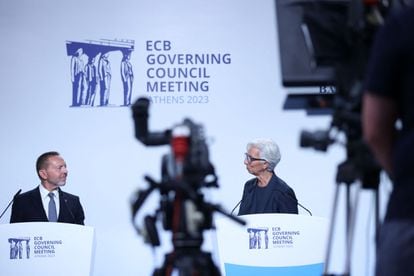 El gobernador del Banco de Grecia, Yiannis Stournaras, y la presidenta del BCE, Christine Lagarde, durante la rueda de prensa en Atenas, este jueves.