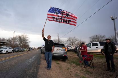 Una caravana de seguidores de Trump reclama el control de la