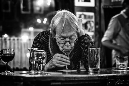 "El pasar mucho tiempo en la calle me ha enseñado que la gente es la misma en todo el mundo (al menos en los lugares que he visitado). La gente sólo quiere ser feliz. Rara vez hablo con la gente a la que fotografío. Busco el momento oportuno y cuando consigo uno, empiezo a buscar el siguiente".