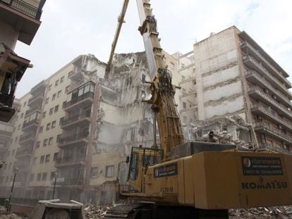 Derribo de un edificio afectado por el terremoto de Lorca