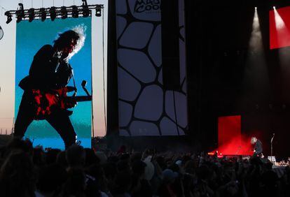 La imagen del guitarrista Kirk Hammett se aprecia en una pantalla del escenario.