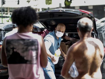 Voluntarios entregan alimentos y productos de limpieza a habitantes de calle el miércoles 1 de abril de 2020, en Río de Janeiro (Brasil).