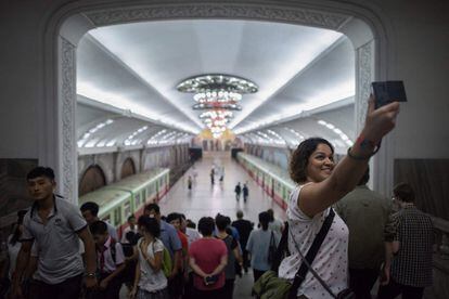 La decisión de Washington se produjo después de que Pyongyang disparara un misil intercontinental y de la muerte de Otto Warmbier, un estudiante estadounidense que estuvo encarcelado 17 meses en Corea del Norte. En la imagen, una turista toma un selfie durante una visita a una estación de metro de Pyongyang.