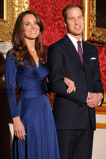 Kate Middleton y el príncipe Guillermo de Inglaterra anuncian su compromiso ante la prensa en los salones del palacio de St. James, en Londres, el 16 de noviembre de 2010