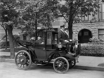 Un Kriéger Landaulette, de factura francesa, sirve de transporte a un senador estadonuidense en una fotografía de 1906.