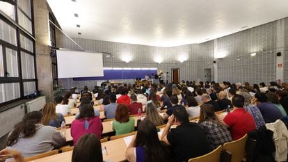 Examen para opositores a las plazas en Correos, en una de las aulas de la Facultad de Biología de la Universidad Complutense de Madrid.
