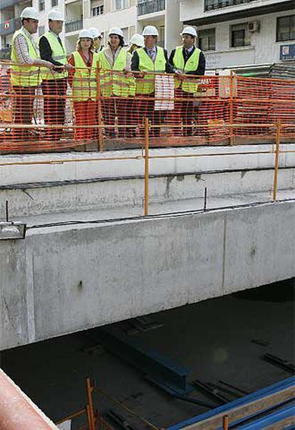 Concepción Gutiérrez (tercera por la derecha), durante su visita de ayer a las obras del metro de Sevilla.