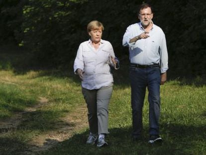 Angela Merkel i Mariano Rajoy, durant el seu passeig campestre.