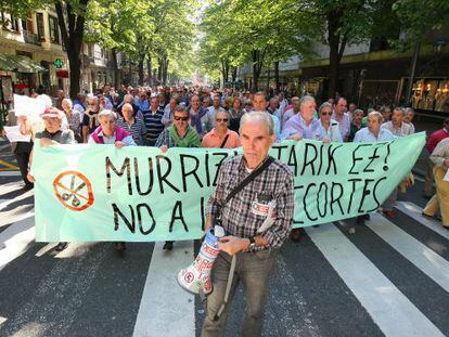 Manifestación de prejubilados de grandes firmas por las calles de Bilbao.