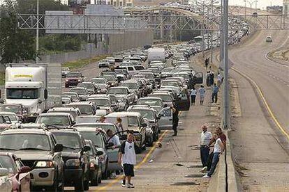 Inmenso atasco en la autopista interestatal que atraviesa el centro de Nueva Orleans.