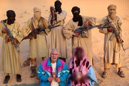 Sergio Cicala, de 65 años, y de su esposa, Filomene Kabouree, de 39, sentados junto con miembros de Al Qaeda.