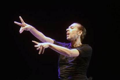 El bailar&iacute;n y bailaor Israel Galv&aacute;n, durante su actuaci&oacute;n en el Festival del Cante de Las Minas.